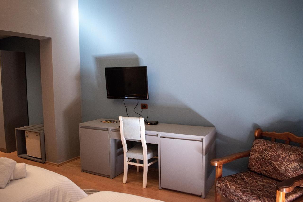 Hotel Tirona *