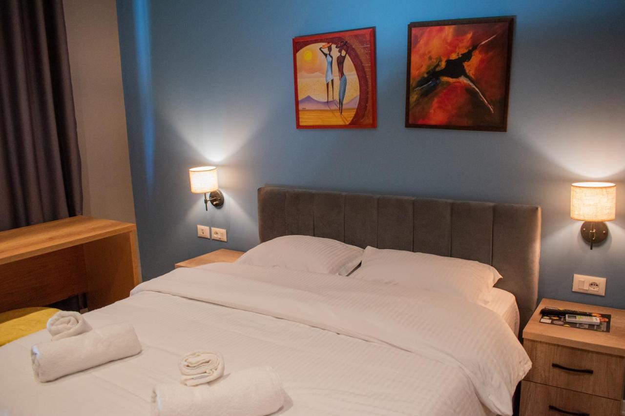 Hotel Tirona *